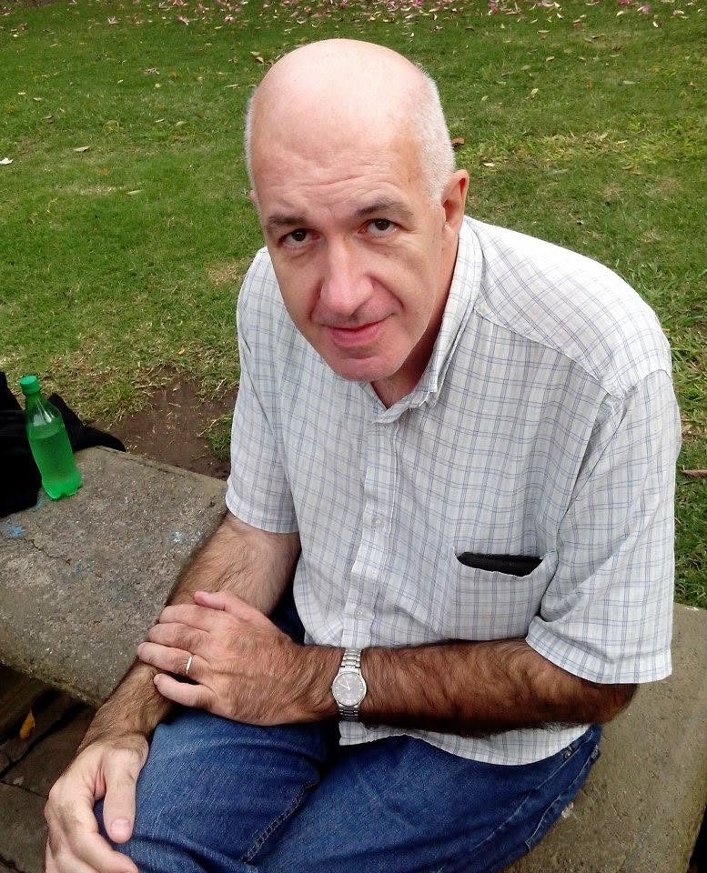 Daniel Pablo Signorini sentado en un parque, mirando a cámara